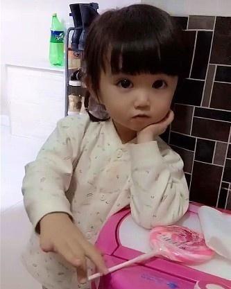 真逗，上个厕所，女儿还赖在身边喊加油，妈妈气得肝疼休闲区蓝鸢梦想 - Www.slyday.coM