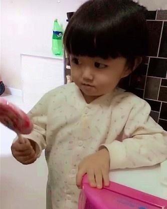 真逗，上个厕所，女儿还赖在身边喊加油，妈妈气得肝疼休闲区蓝鸢梦想 - Www.slyday.coM