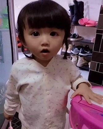 真逗，上个厕所，女儿还赖在身边喊加油，妈妈气得肝疼休闲区蓝鸢梦想 - Www.slyday.coM