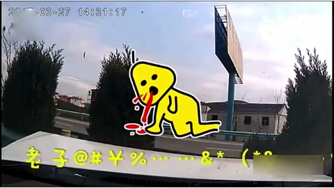 高速开车带必杀技，酿事故后副驾驶男子一顿骂！