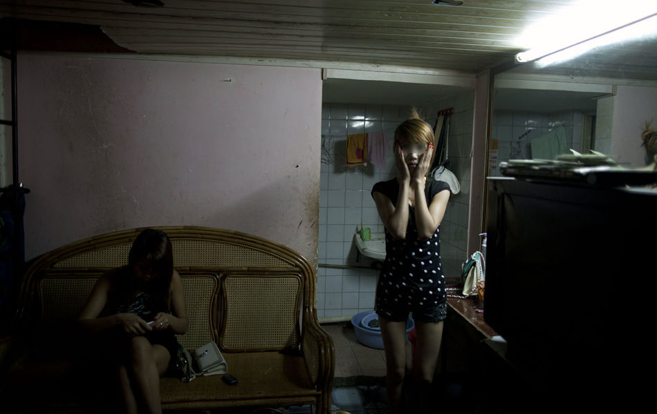 镜头下:直击中越边境站在街角的女孩|越南|姑娘|边贸_新浪新闻