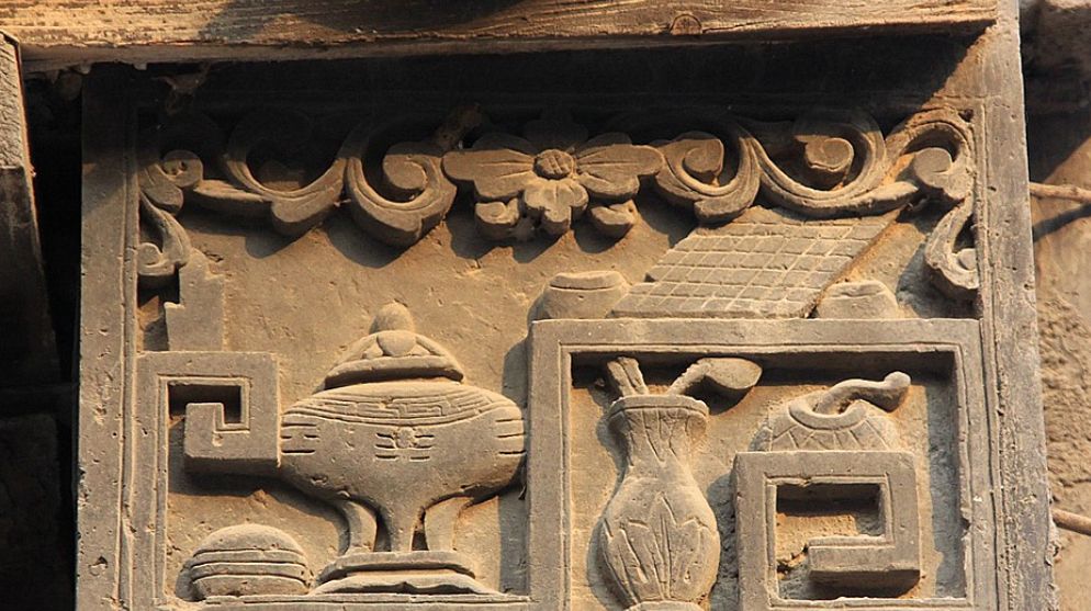 游北京逛胡同欣赏一下四合院门楼上的戗檐砖雕