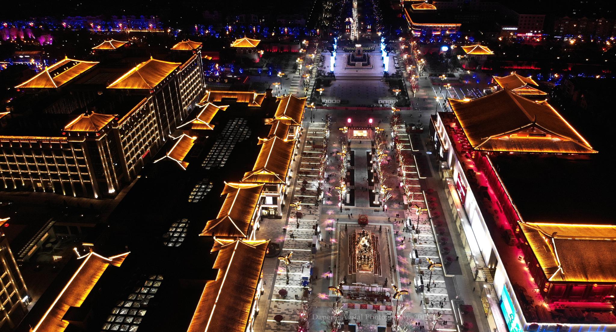 西安曲江大唐不夜城的夜景璀璨迷人从航拍的角度看太美了