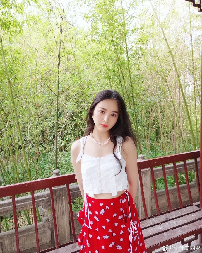 舞蹈网红美女付佳美迷人自拍写真美照欣赏