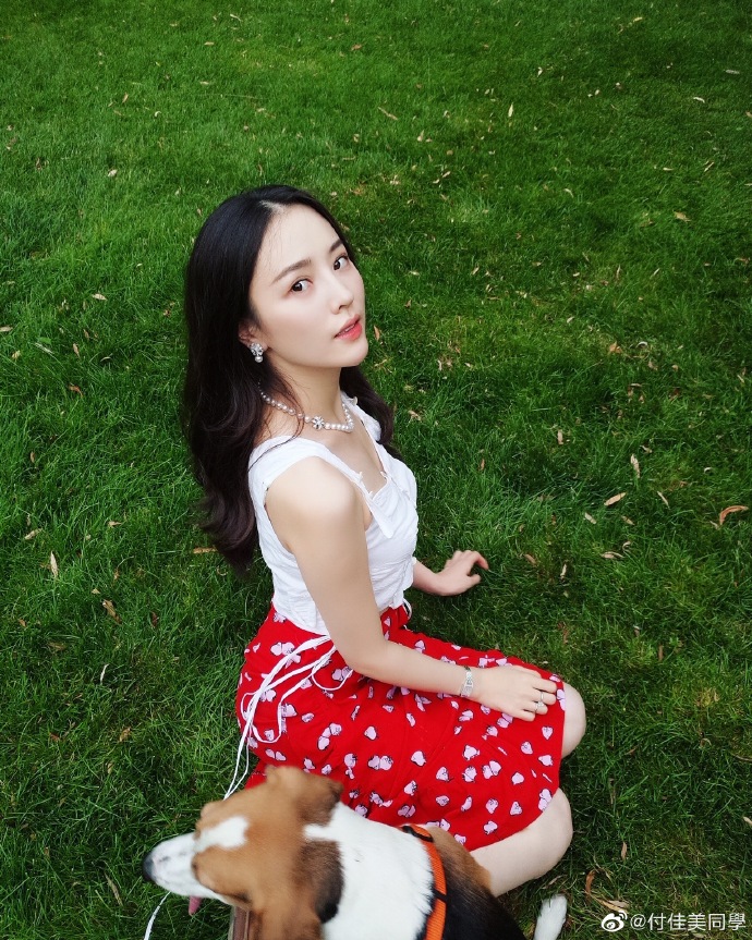 舞蹈网红美女付佳美迷人自拍写真美照欣赏