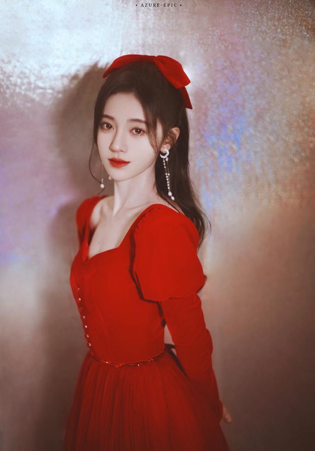 春晚鞠婧祎红裙流畅问答精致妆容搭配蝴蝶结充满童话气息