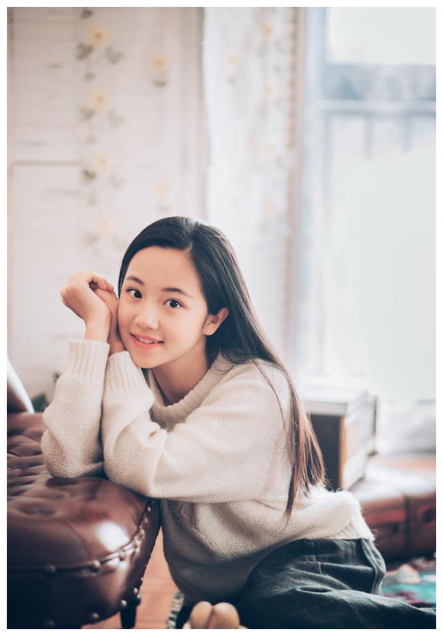 杨志雯虽然已长大成人,但婴儿肥的脸上仍然带着稚嫩的气息,一脸纯真的