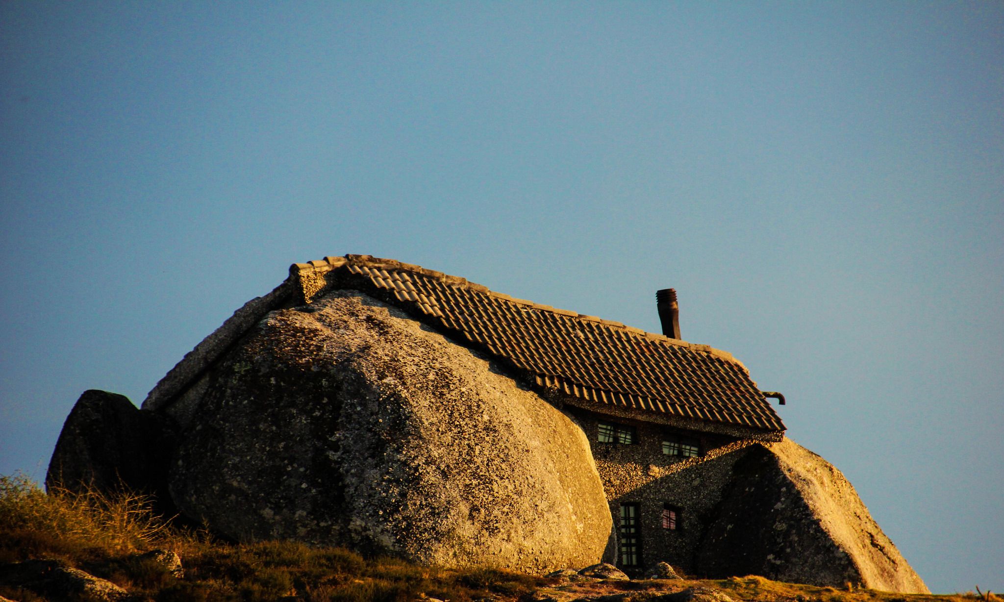 最脑洞大开的房子:用一块石头凿出一间房子,竟有游客来体验_高清图集