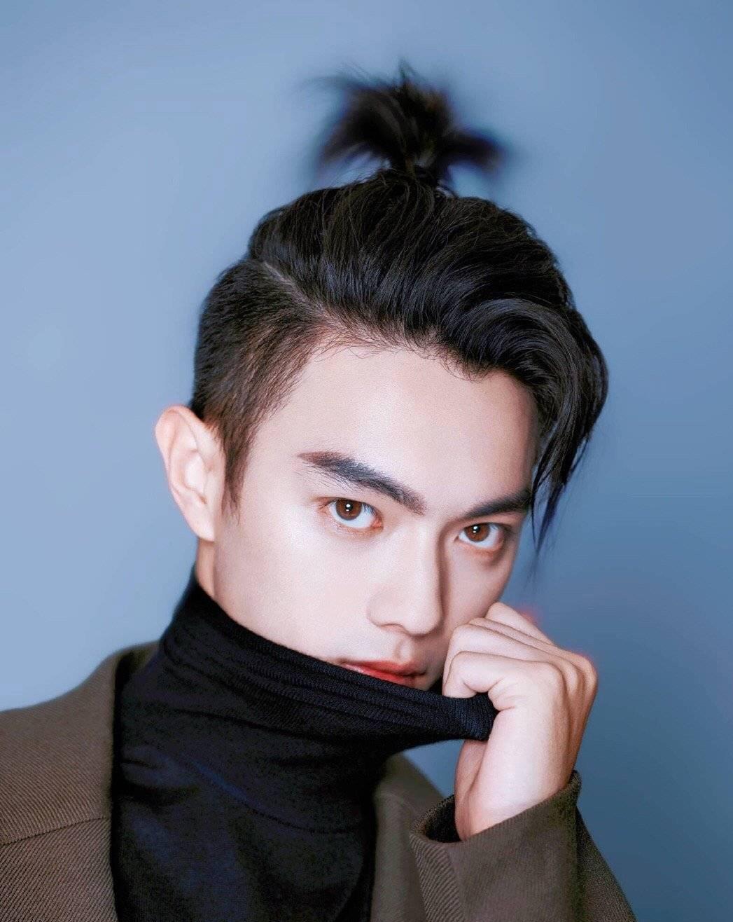 男明星也爱丸子头?蔡徐坤撞上朱正廷,到底谁更有范