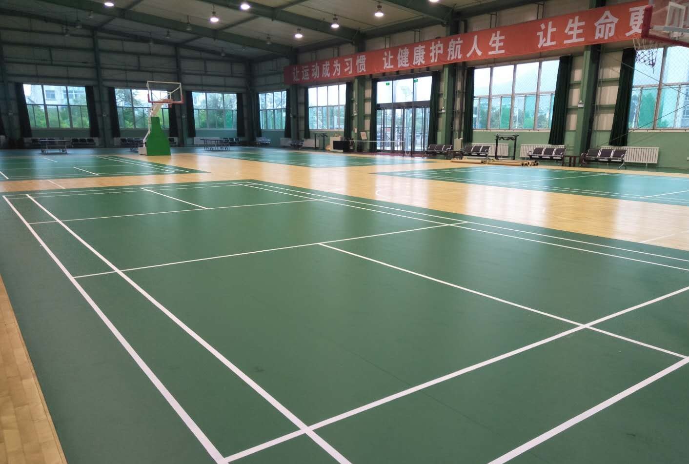 羽毛球地胶相对专业运动员来说是不可忽略的重要因素,羽毛球场地需要