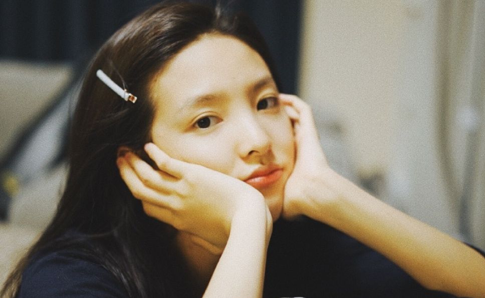 同是96年,章若楠"初恋脸"迷人,哈妮克孜赢在"美人尖"