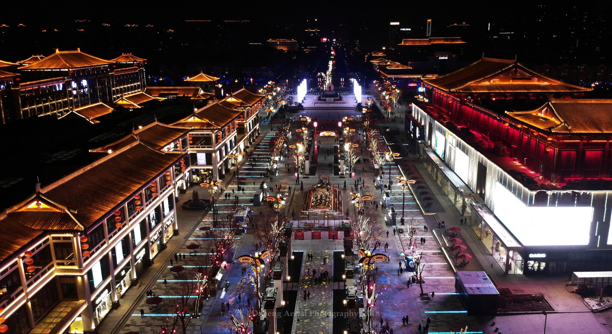 西安曲江大唐不夜城的夜景璀璨迷人从航拍的角度看太美了