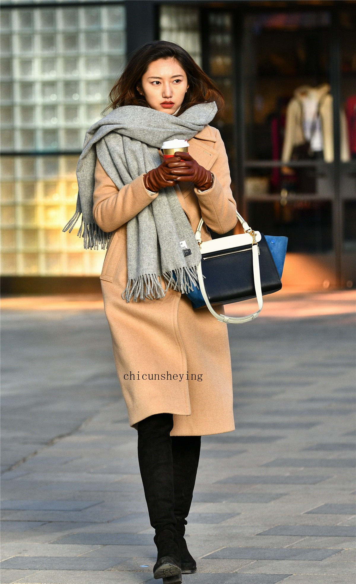 身材高挑的美女,时尚大衣着装,让你感受气场的魅力