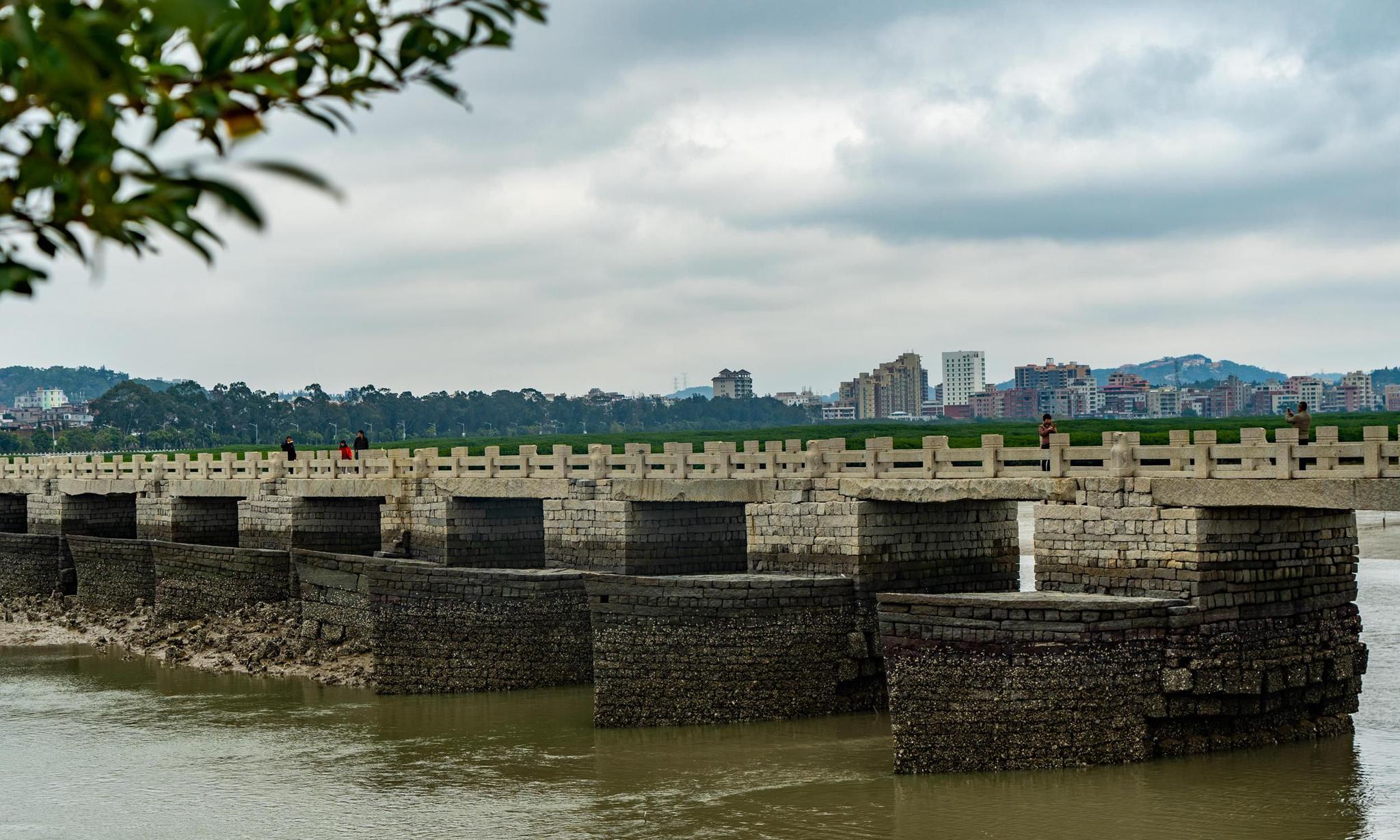 福建泉州有一座古石桥叫洛阳桥,原名叫做"万安桥".