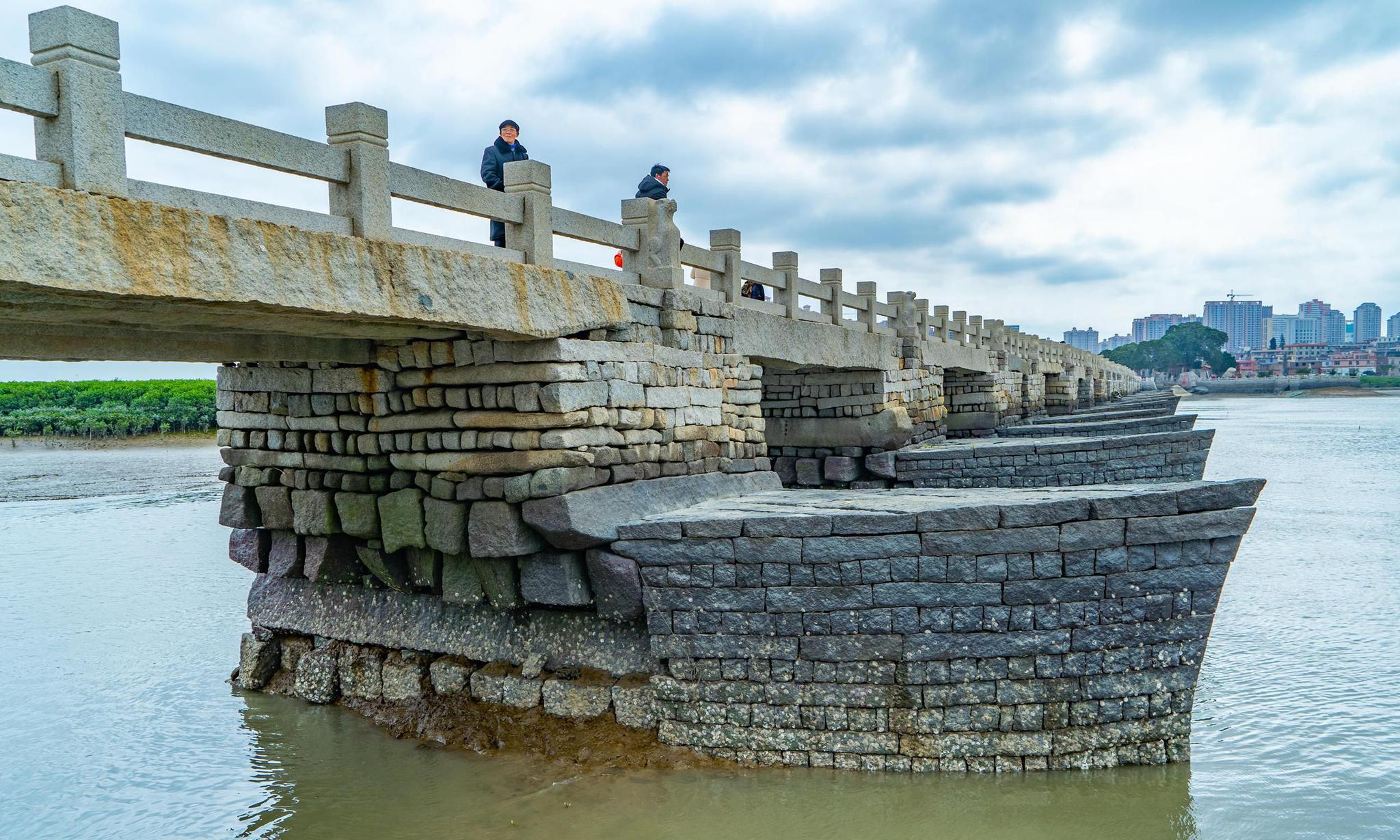 宋朝人建的石桥到现在900多年没有水泥钢筋都没有被海水冲掉