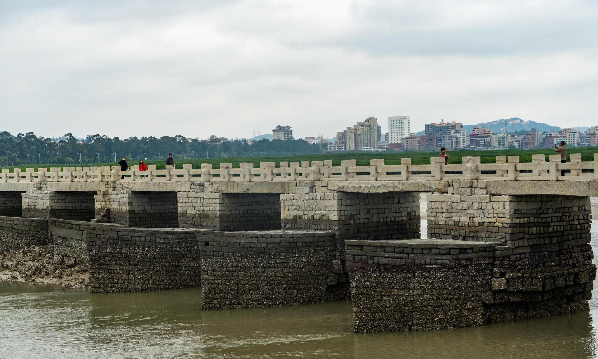宋朝人建的石桥到现在900多年没有水泥钢筋都没有被海水冲掉