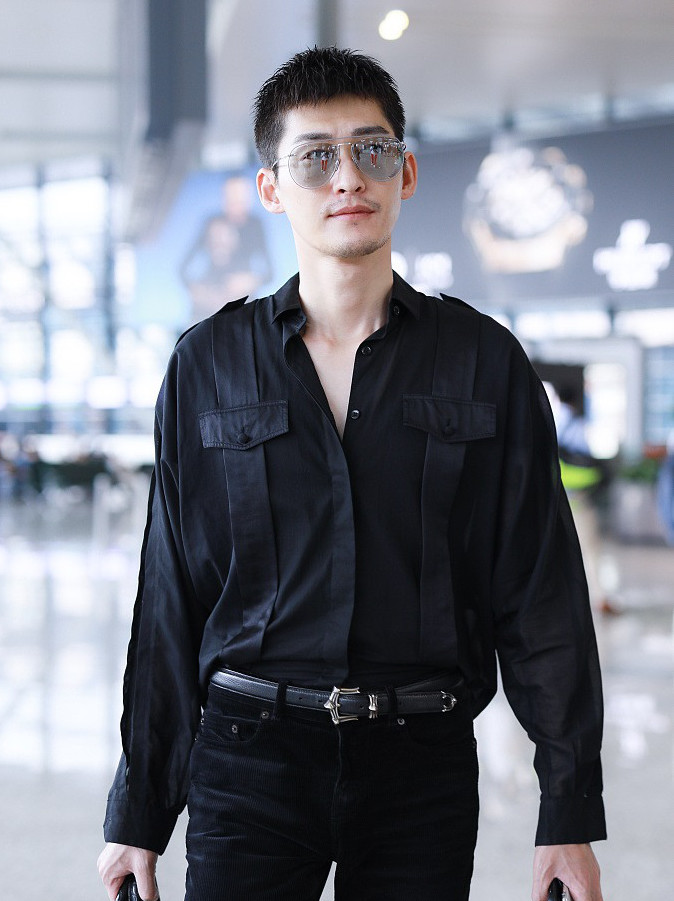 张翰穿黑色系look酷劲足,发型清爽大秀长腿