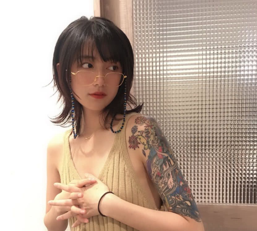 身穿一袭"围裙"暴露身材,李诞真有福气