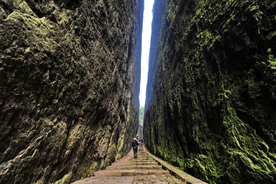 传说江郎山是古时候三个姓江的兄弟登上山顶变成为三大巨石而形成