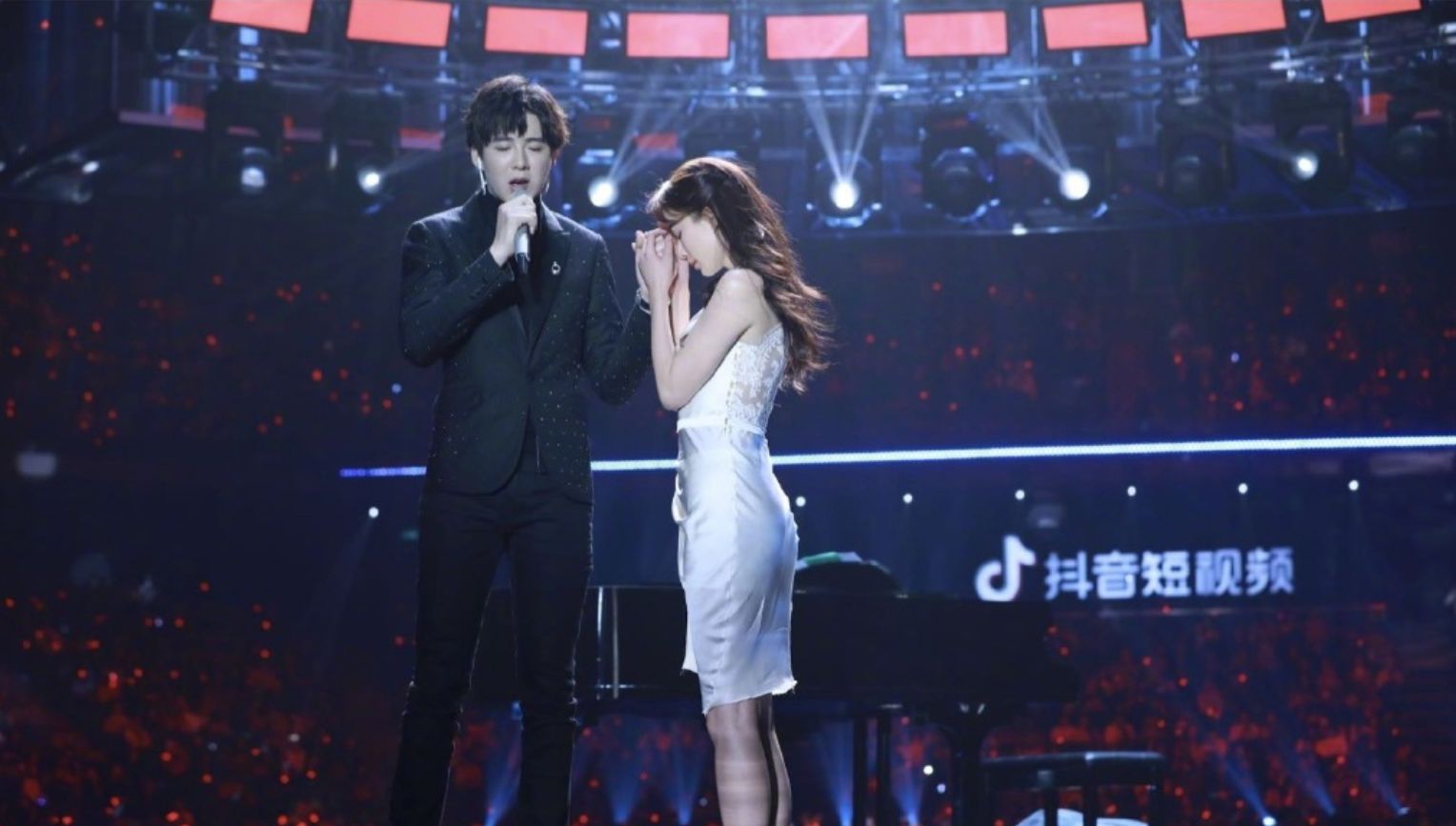 45岁林志玲和29岁刘宇宁跨年同框,颜值经得起岁月考验,真女神