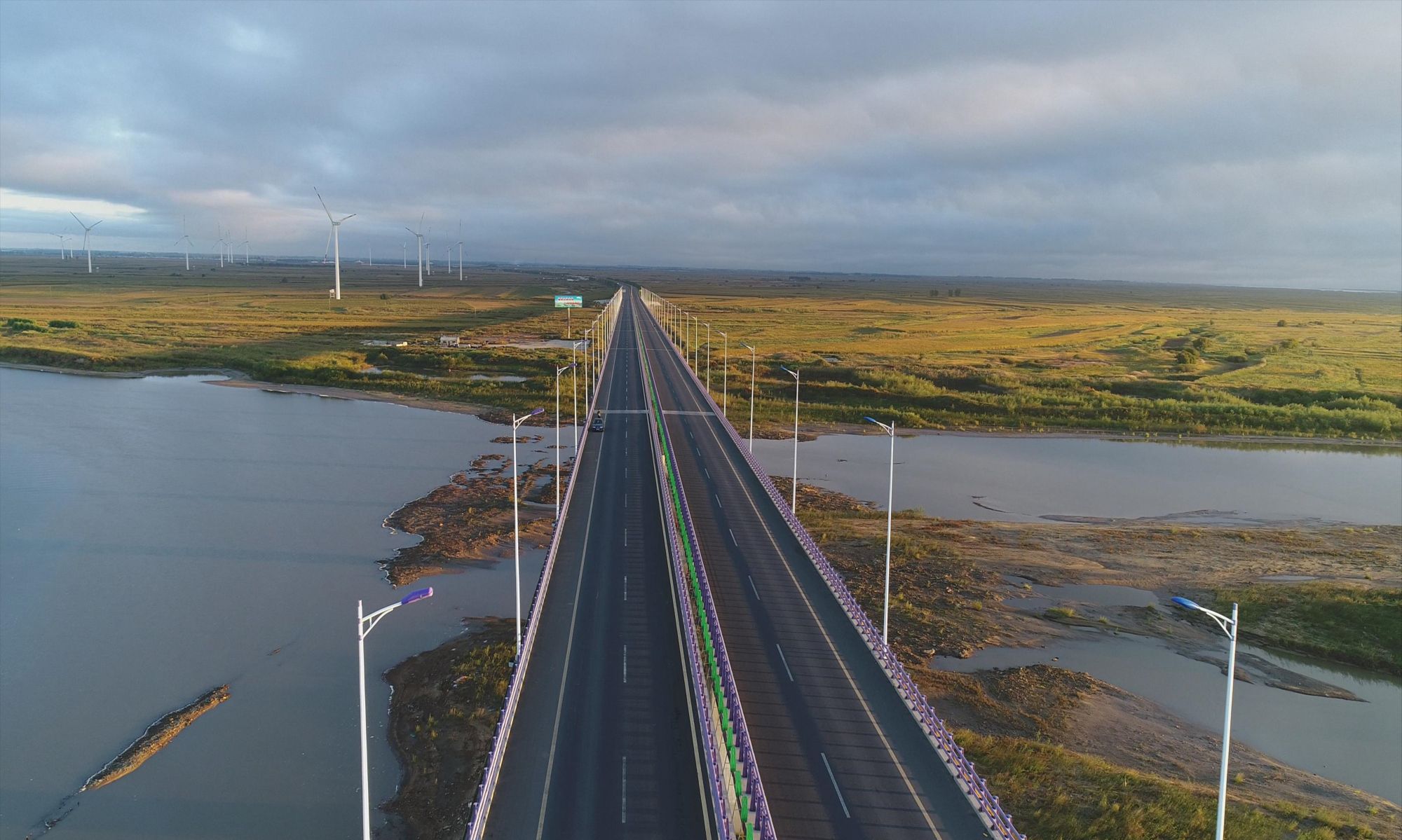 航拍佳木斯市富锦市松花江江桥的风景