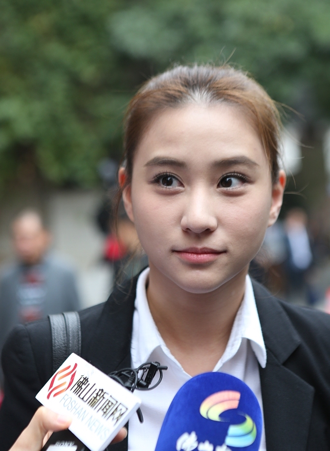 赌王千金何超莲淡妆出席政协会议,一身正装气质干练|赌王千金|何超莲