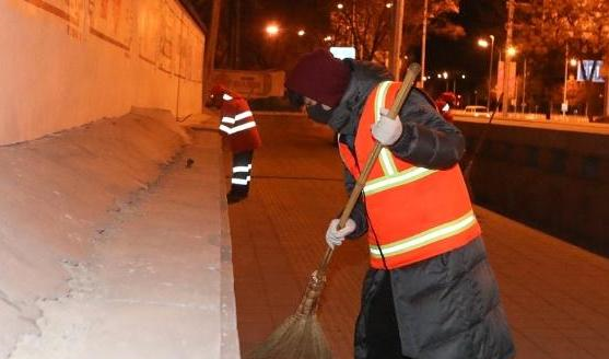 易烊千玺凌晨扫大街还被韩红呵斥,解释后才明白韩红的用心良苦