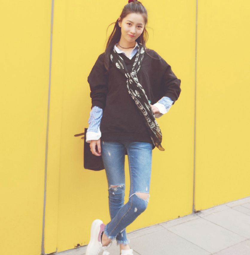 张维娜:天生丽质 身穿梦幻长裙演绎法式浪漫