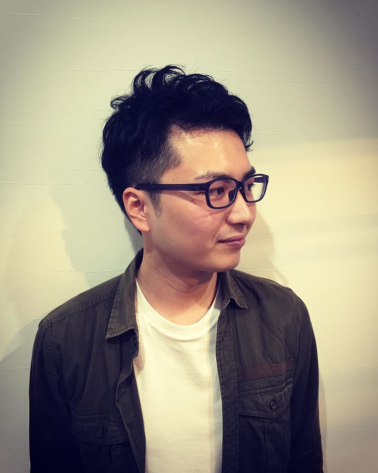 这三面都剃光的清爽发型非常的有男人味,显得很成熟,稳重