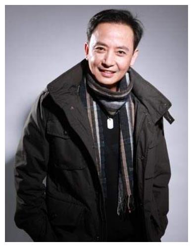 因长得帅被拉去演戏,出道22年没火,今59岁凭《都挺好》大红