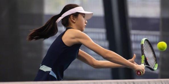 十一岁的女孩儿完美的肌肉线条父母的教育很重要