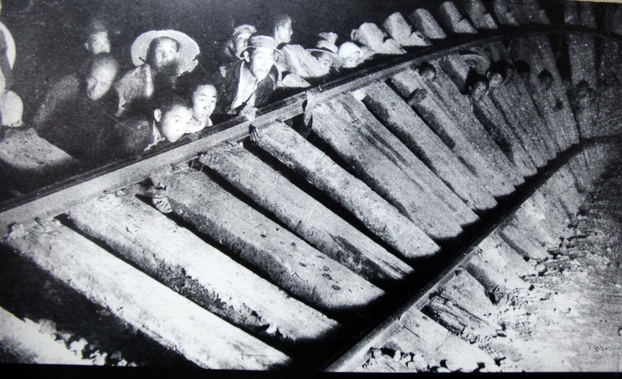 图为破袭战拆毁铁路.图为井陉新井车站一段枕木铁轨.