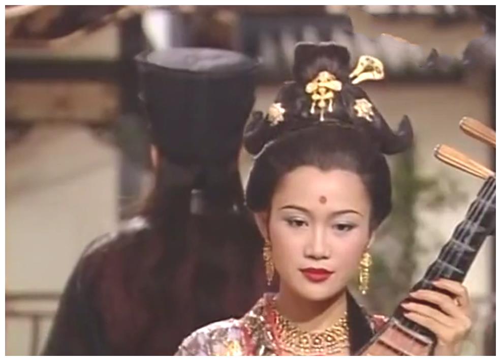 梁小冰扮演大唐聂隐娘,歌姬造型很美艳,日常造型清纯无害