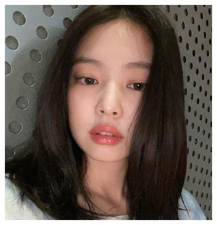 马卡龙味道的jennie!金珍妮穿扎染毛衣软萌又甜美,小眼神真撩人