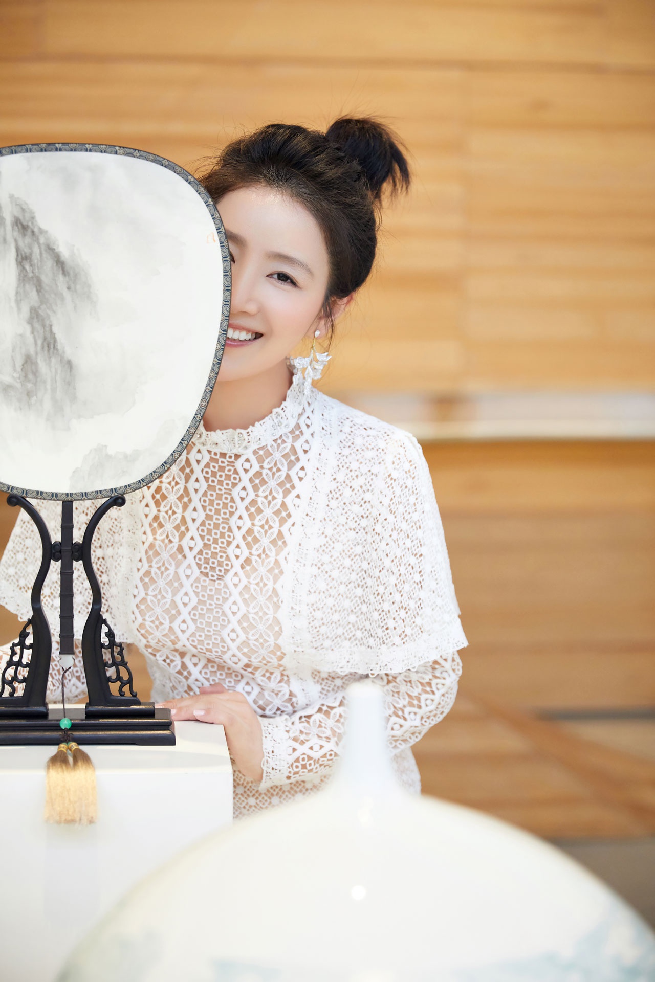 2019陈威个展在京举办 王碧儿一袭蕾丝长裙现身活动惊艳四座