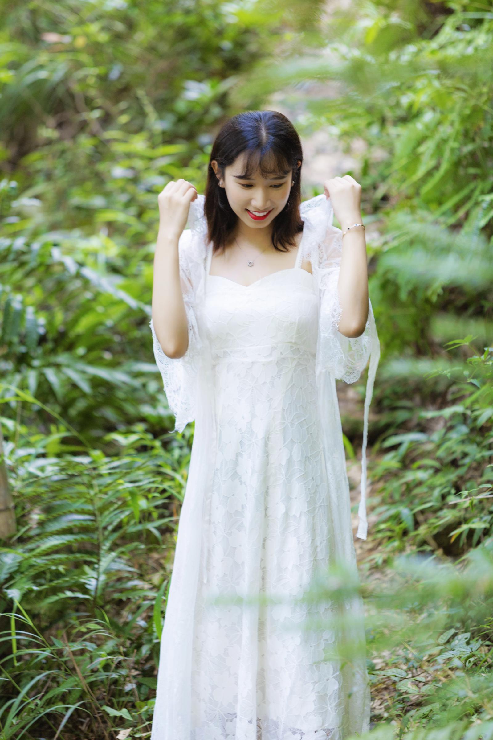 清新的竹林外景人像