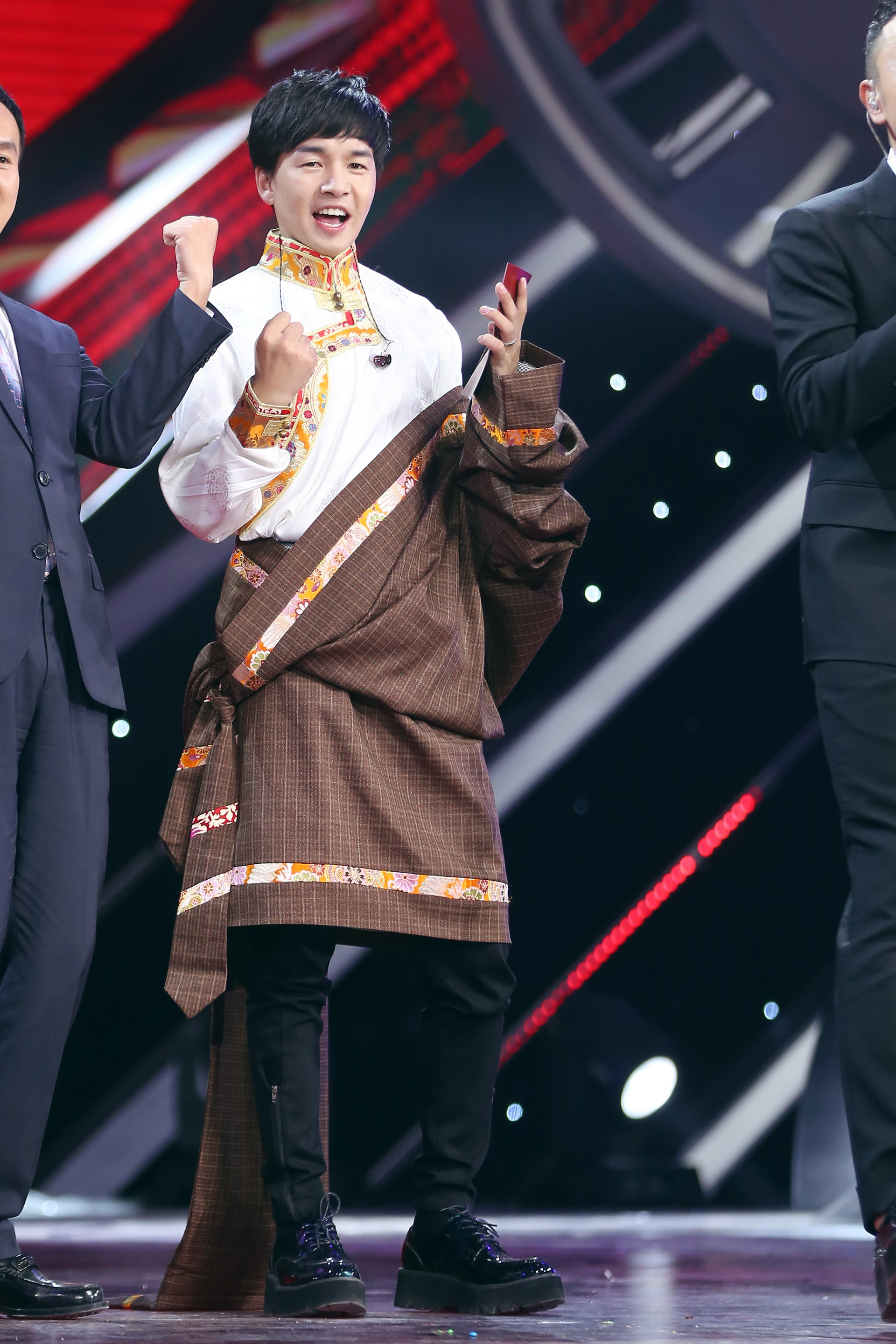 旦增尼玛亮相央视《我要上春晚》演唱经典老歌