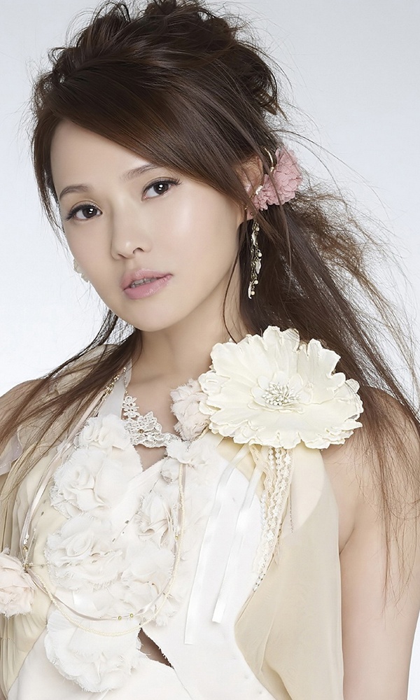 伊能静非常的漂亮,身材也非常的好.出道以来她拍摄了很多的影视剧.