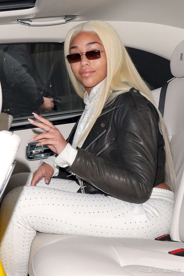 金小妹闺蜜乔丁·伍兹染白发像梅超风,皮衣太小感觉要被撑爆了