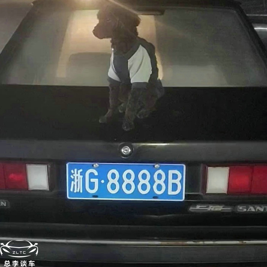 大起大落，以前开400多万的宾利，破产后豪车被拍卖，如今开这车