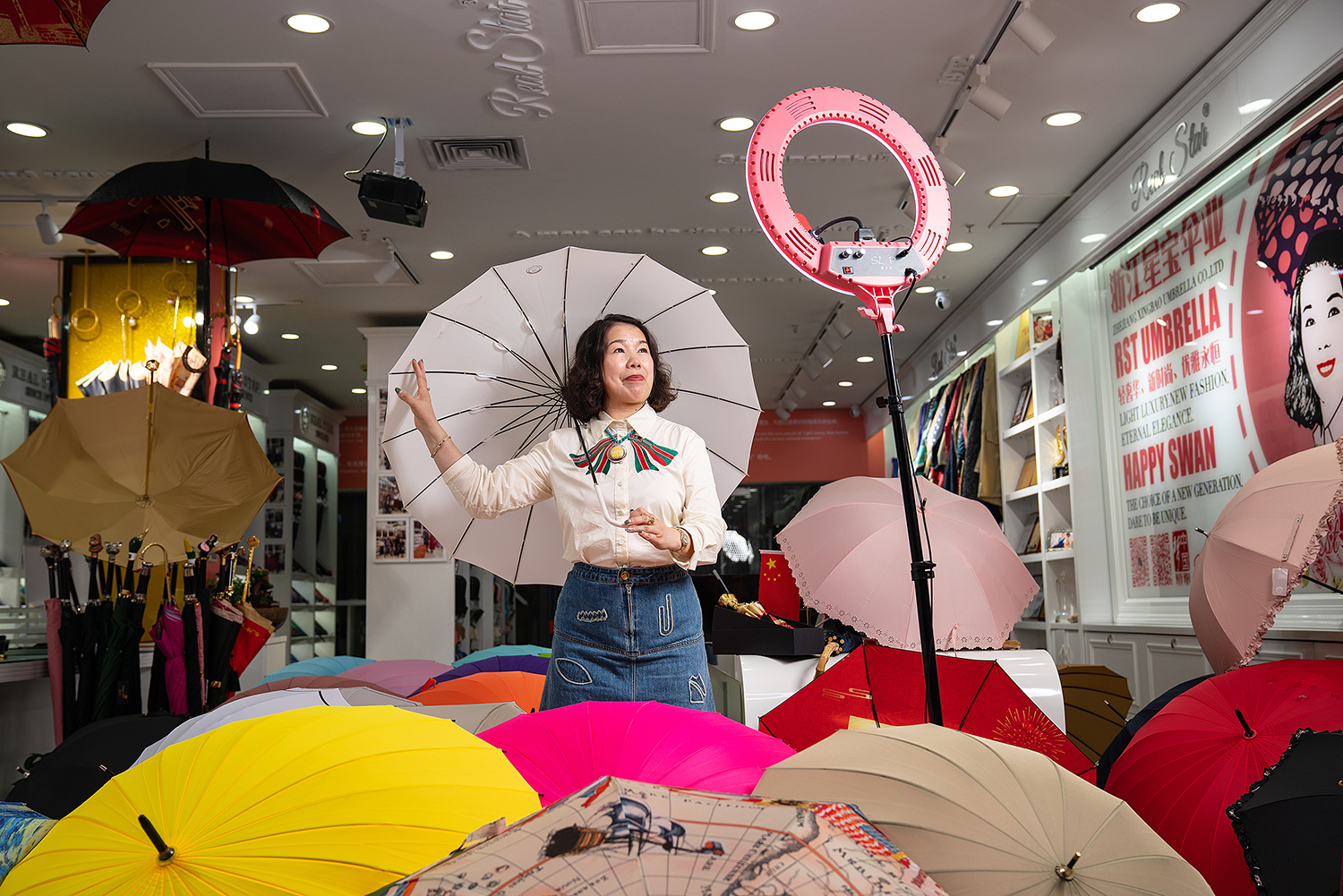 鸡毛不止能飞上天:年流水上千万的义乌老板娘"不务正业"玩直播__财经