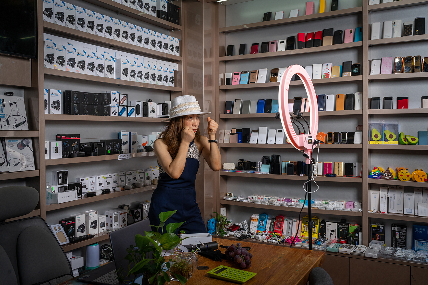 鸡毛不止能飞上天:年流水上千万的义乌老板娘"不务正业"玩直播__财经