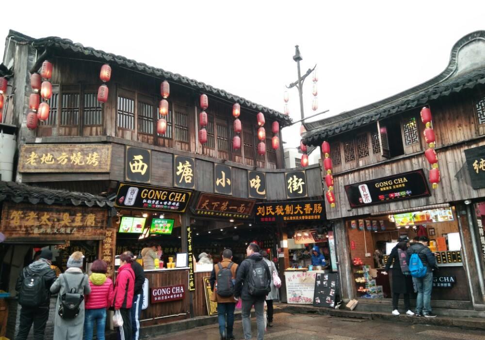 中国最有争议的3条小吃街,本地人从不去,网友:专宰外地人