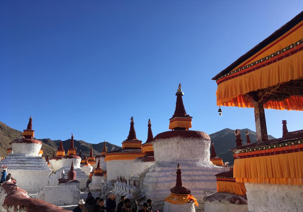 距离拉萨只有70公里的林周县,人口不足8万人,却有38座寺庙