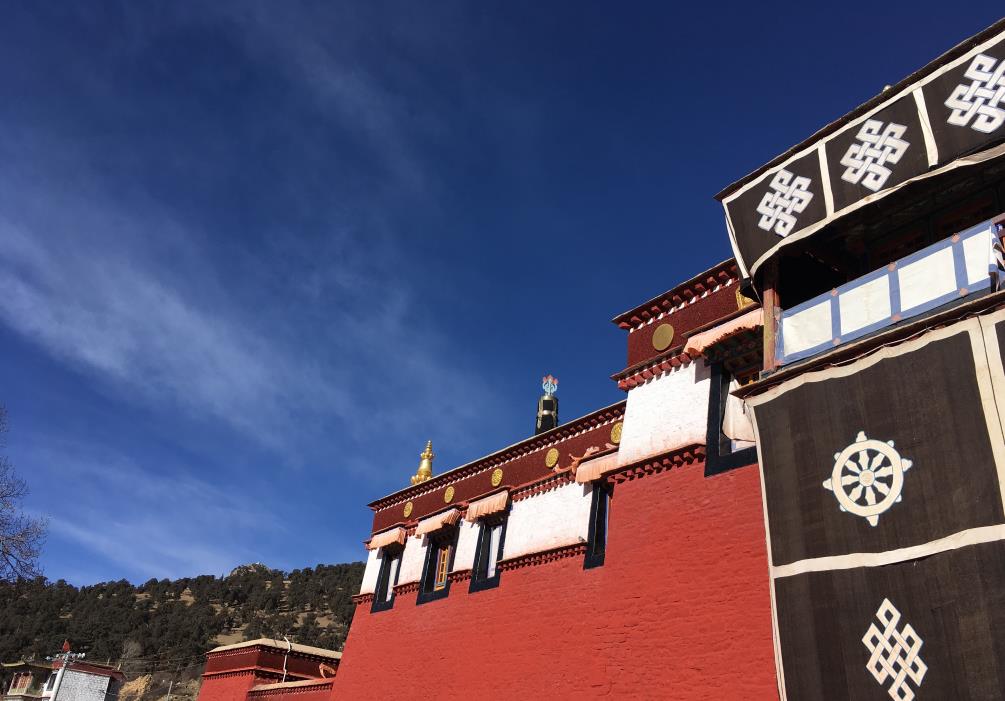 距离拉萨只有70公里的林周县,人口不足8万人,却有38座寺庙