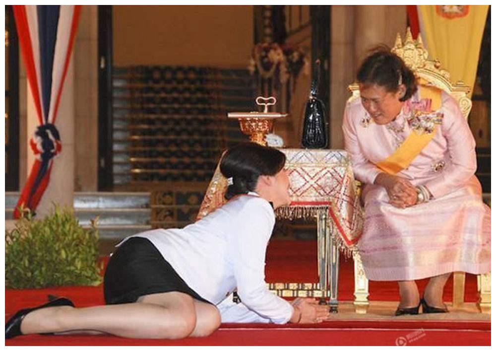 陈情令泰国见面会,粉丝向王一博海报下跪,知名编剧:时代的闹剧__财经