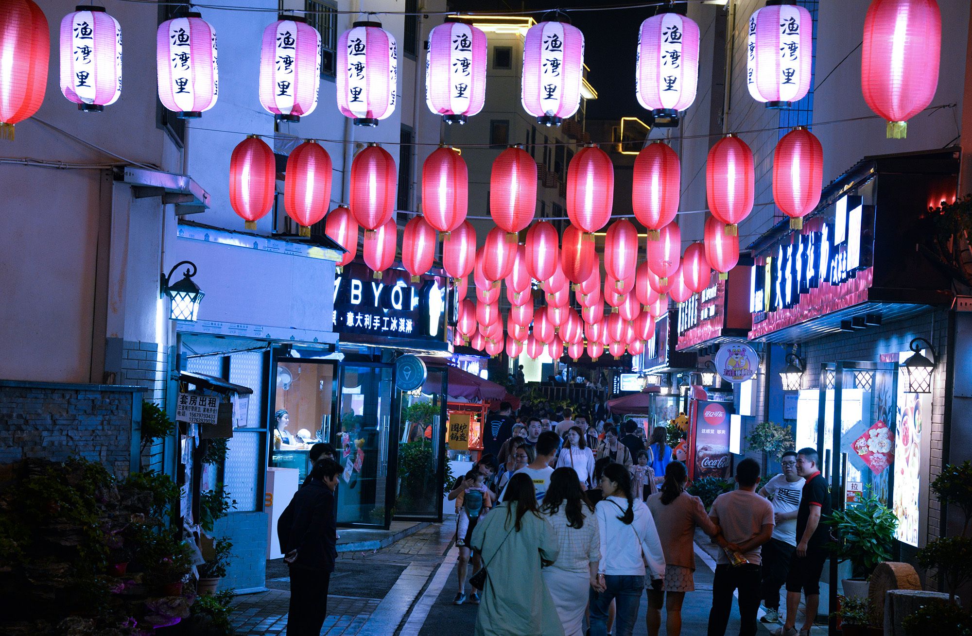 章江北大道旁,这里有各式各样的赣南特色小吃汇集,成赣州市人新的小吃