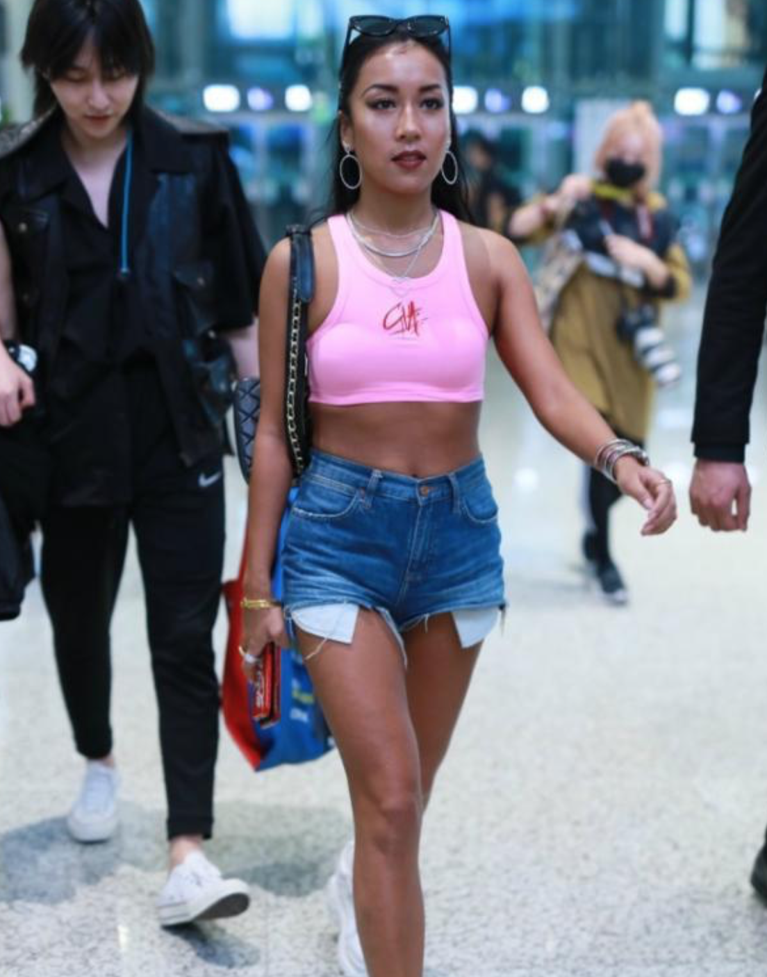 吉克隽逸太黑被网友喷腰上的肉这么多还敢三角短裤往外穿