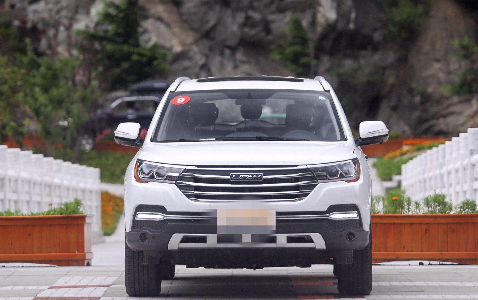 新浪看点# 大气的力帆x80,线条很有力量感. 来自轨道电影364 - 微博