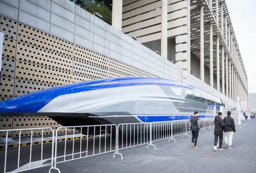 中国展出未来出行高科技高速磁悬浮列车亮相